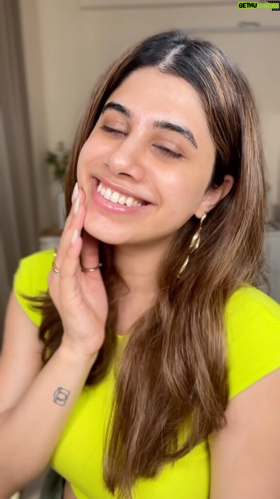 Malvika Sitlani Instagram - 3 affordable skin prep options for you! 🩷 It’s essential to prep your skin before your base makeup. It helps the foundation look smooth and it stays hydrated 🩵 All under INR 1000/- 🔹 @letshyphen Barrier care cream 🔹 @lovecolorbar perfect match primer 🔹 @mynykaa Skin potion 24k gold facial oil Available on Nykaa 🫶🏻