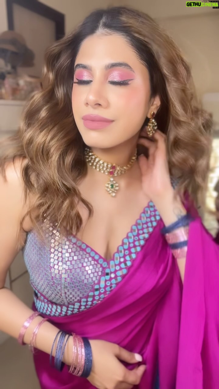 Malvika Sitlani Instagram - A lil’ Sari Moment 📸✨🫶🏻 Ofcourse I filmed this look for you guys 🥰 Head over to my YouTube to check it out 🫶🏻 Saree: @vvanivats @dipublicrelations Jewellery: @shopravyaa @vblitzcommunications . . . #Diwali #MakeupTutorial #PariHuMain #TransitionReels #Diwalioutfit #DesiGirl #MalvikaSitlani #Vvaanivats #raavya