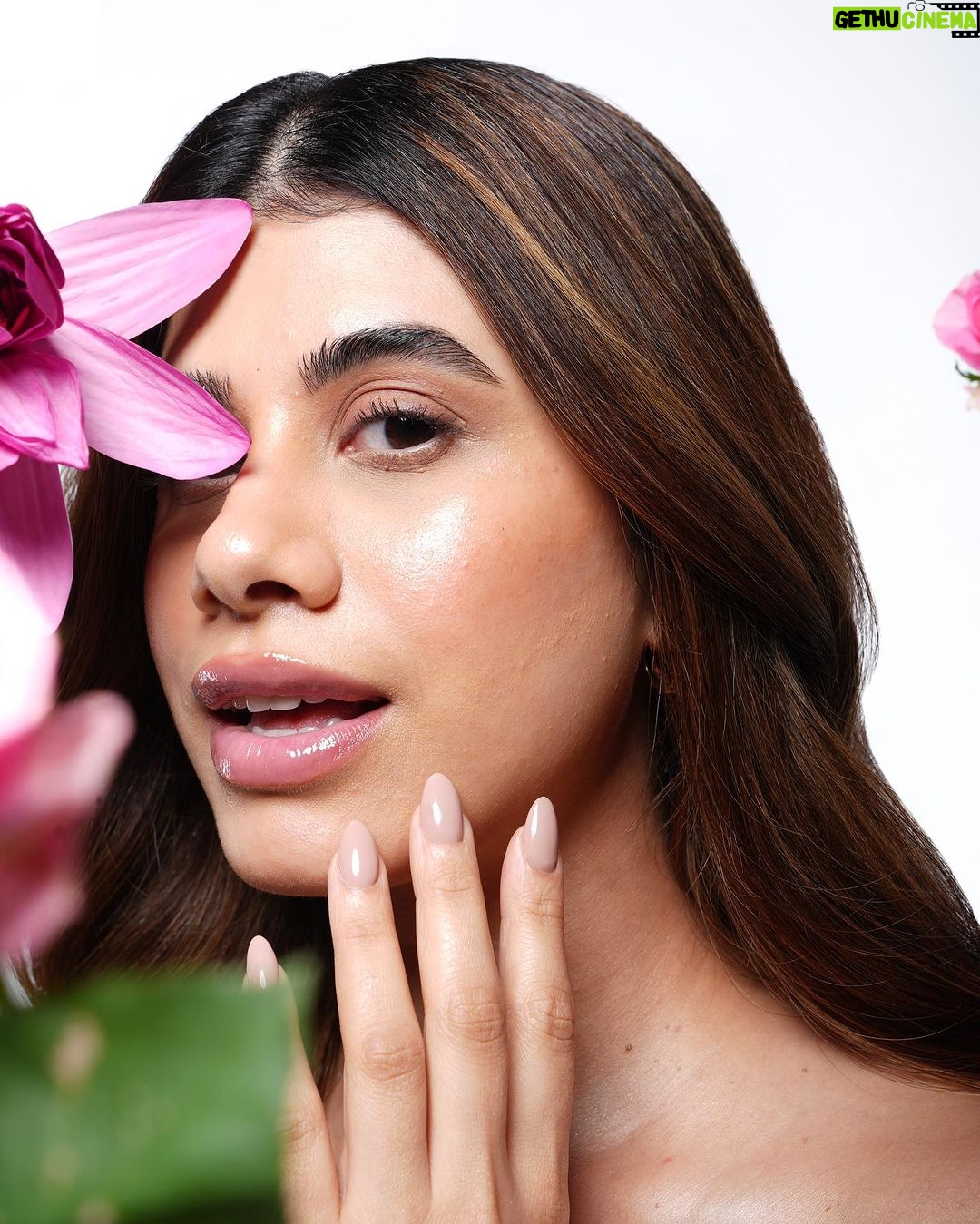 Malvika Sitlani Instagram - Announcing our Dewy Lip Treatment Ambassador - everyone’s favourite lip girly @malvikasitlaniofficial 💗 Who guessed it right?🤔 Our 24 hour launch countdown starts soon, make sure to set your alarms to 6 pm for tomorrow⏰⏰
