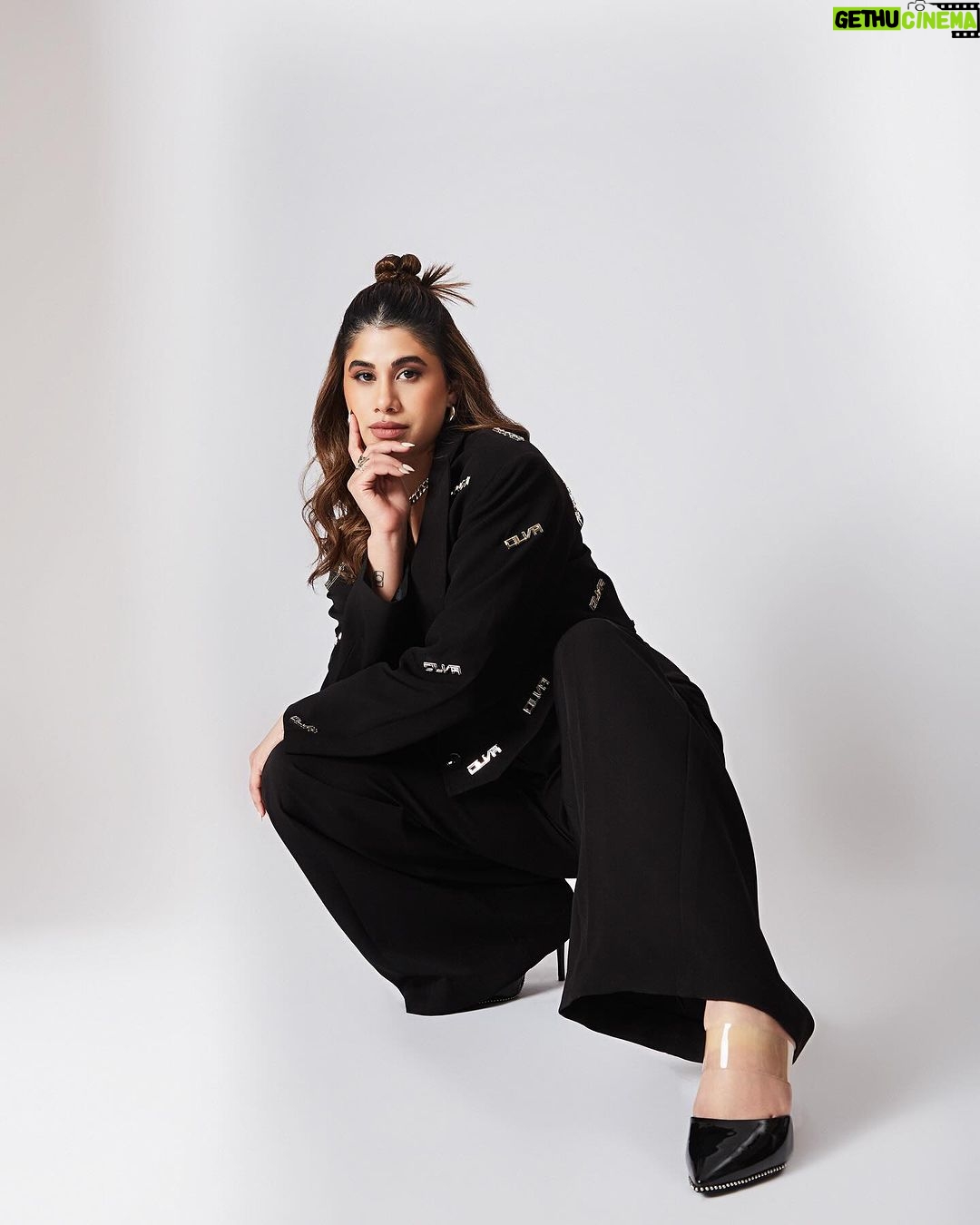 Malvika Sitlani Instagram - Got 99 problems, but a fierce outfit ainβt one ππ @kaybykatrina masterclass @nykaaland π©· Outfit- @cilvrstudio Jewellery- @silverstreakstore @rubans.in @bblingg_meghana Heels- @aands_official @ascend.rohank Styled by- @vanigupta.23 πΈ- @tridevsudevan Hair: @bharatlimba.hmu MUA: moi ππ»ββοΈ . . . #Nykaaland #MalvikaxKayBeauty #Masterclass #KayByKatrina