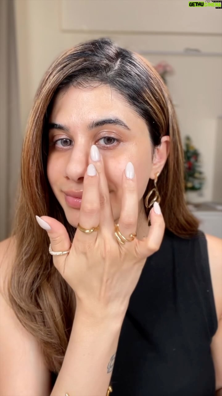 Malvika Sitlani Instagram - 4 Makeup Hacks You Need To Know 💯 Here’s some of the tips I’ve been using for a while now that just makes my makeup look flawless ✨ Starting with primer is key and I love the Original Smashbox Photo Finish Smooth & Blur Primer 🫶🏻 • It blurs pores for smoother skin • Has vitamins A & E to nourish skin • Minimizes fine lines & evens out skin to set the perfect base for your foundation & helps makeup last longer ✨ Go ahead and check it out @smashboxindia 🤍 #smashbox #smashboxindia #1forareason