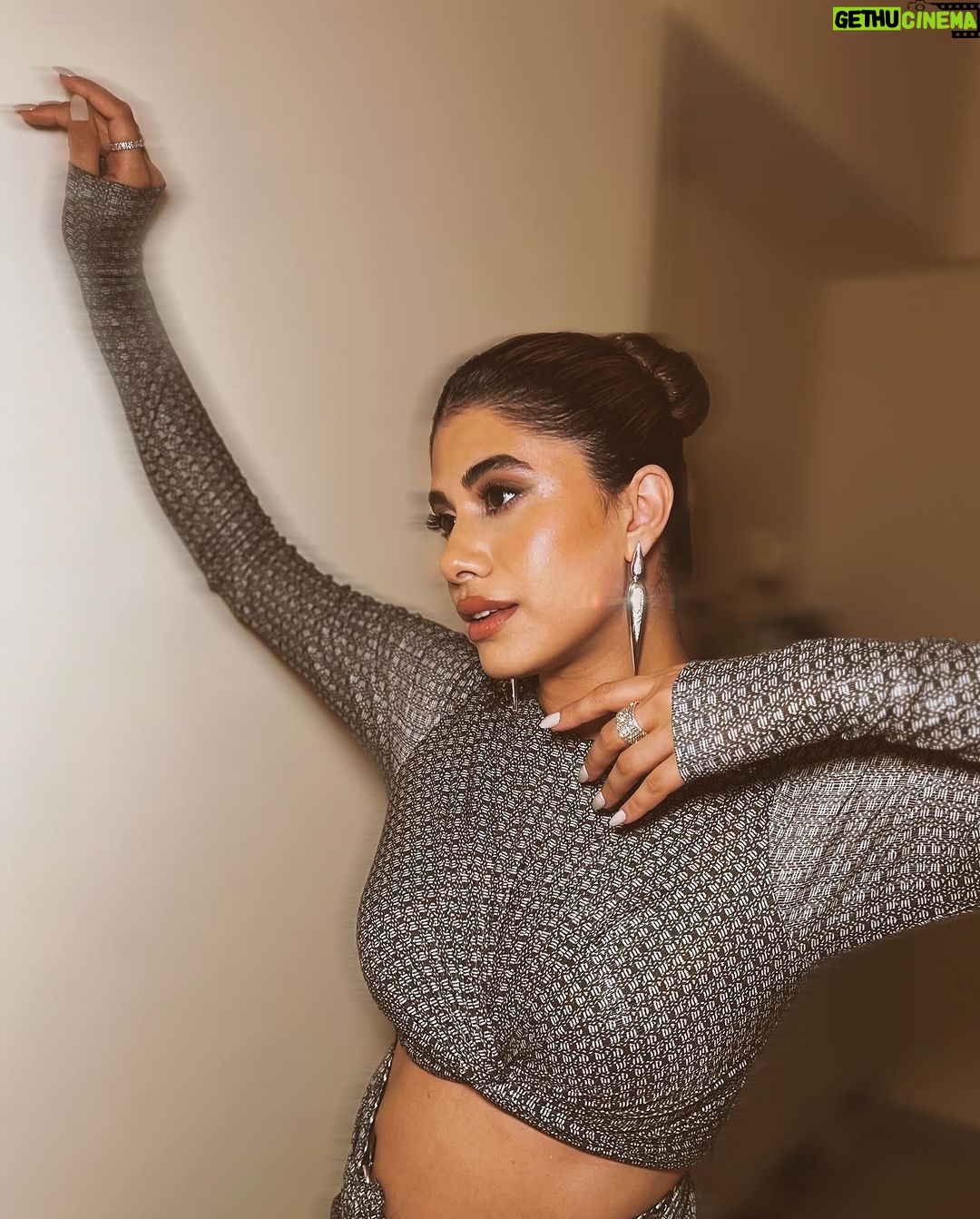 Malvika Sitlani Instagram - A starry affair at @jioworldplaza last night🌟🔥 Outfit- @snbyshantanunikhil Styled by- @vanigupta.23 Jewellery- @anaqajewels @goldenwindow Bag- @outhousejewellery Heels- @monrowshoes @id8mediasolutions Makeup by Me Hair : @aartigupta5565 Agency :@schbangmmaximize #JioWorldPlaza #MalvikaSitlani #JioLaunch #LuxuryMall