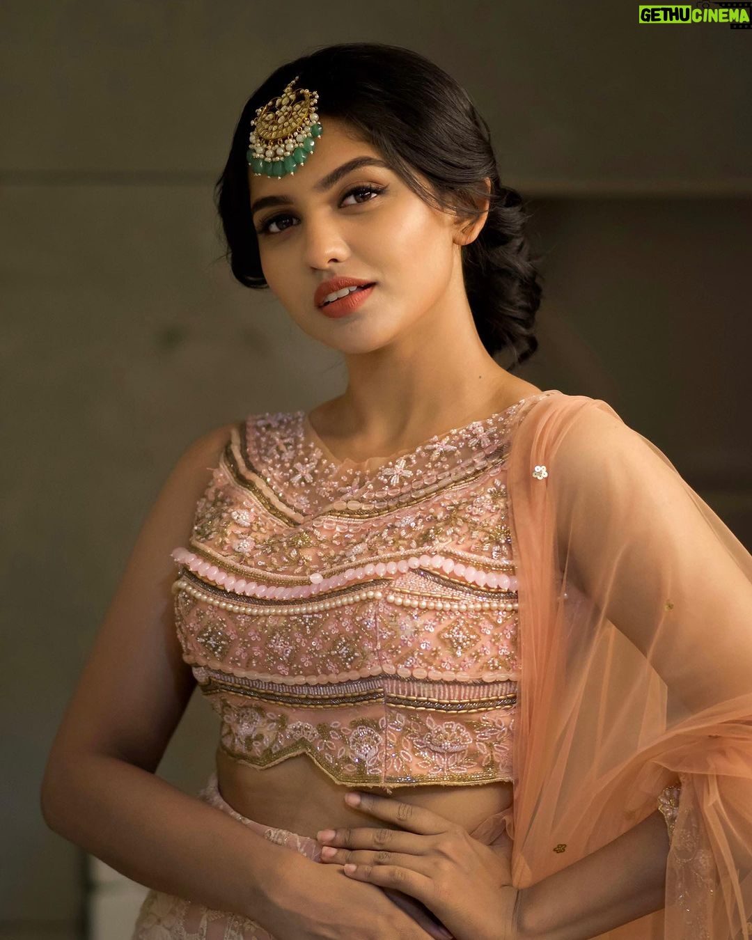Mamitha Baiju Instagram - Kalyan navaratri pooja ✨ @kalyanjewellers_official Outfit: @t.and.msignature Jewellery: @keyaa_by_kartika Styled by : @sabarinathk_ HMU : @jo_makeup_artist Clicks: @rahulphotography_official