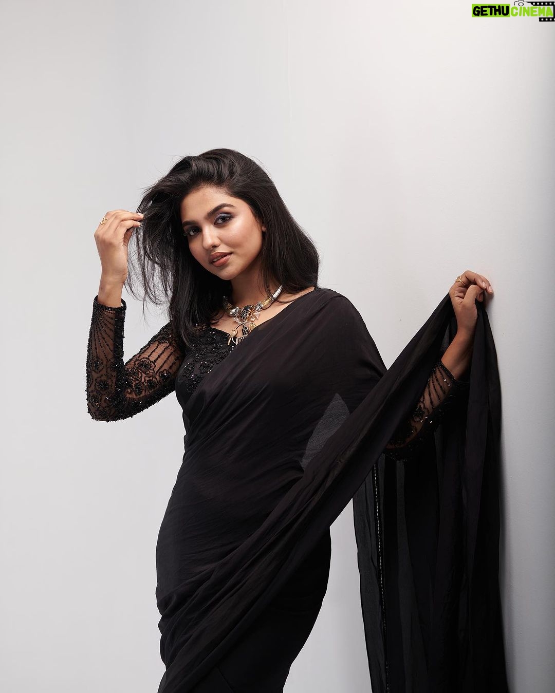 Mamitha Baiju Instagram - Lady in black is 🖤 Styling @styyledbyjoe @joe_elize_joy Photographer @plan.b.actions @jibinartist MUAH @amal_ajithkumar Outfit @roohofficial_ Neckpiece @titli.flutteringwings Rings @kaya_online_ Makeup assistant @aju_popz______ Studio @plan.b.actions
