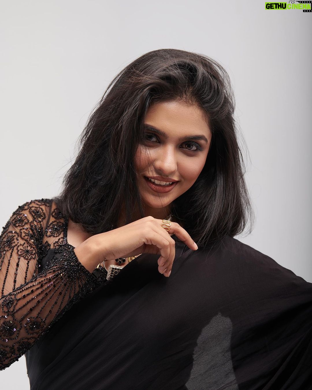 Mamitha Baiju Instagram - Lady in black is 🖤 Styling @styyledbyjoe @joe_elize_joy Photographer @plan.b.actions @jibinartist MUAH @amal_ajithkumar Outfit @roohofficial_ Neckpiece @titli.flutteringwings Rings @kaya_online_ Makeup assistant @aju_popz______ Studio @plan.b.actions