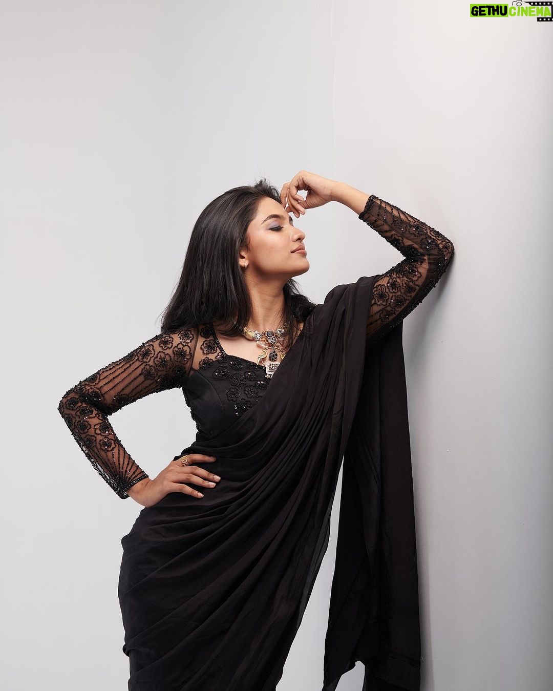 Mamitha Baiju Instagram - Lady in black is 🖤 Styling @styyledbyjoe @joe_elize_joy Photographer @plan.b.actions @jibinartist MUAH @amal_ajithkumar Outfit @roohofficial_ Neckpiece @titli.flutteringwings Rings @kaya_online_ Makeup assistant @aju_popz______ Studio @plan.b.actions