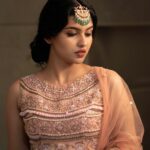 Mamitha Baiju Instagram - Kalyan navaratri pooja ✨ @kalyanjewellers_official Outfit: @t.and.msignature Jewellery: @keyaa_by_kartika Styled by : @sabarinathk_ HMU : @jo_makeup_artist Clicks: @rahulphotography_official