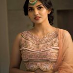 Mamitha Baiju Instagram - Kalyan navaratri pooja ✨ @kalyanjewellers_official Outfit: @t.and.msignature Jewellery: @keyaa_by_kartika Styled by : @sabarinathk_ HMU : @jo_makeup_artist Clicks: @rahulphotography_official