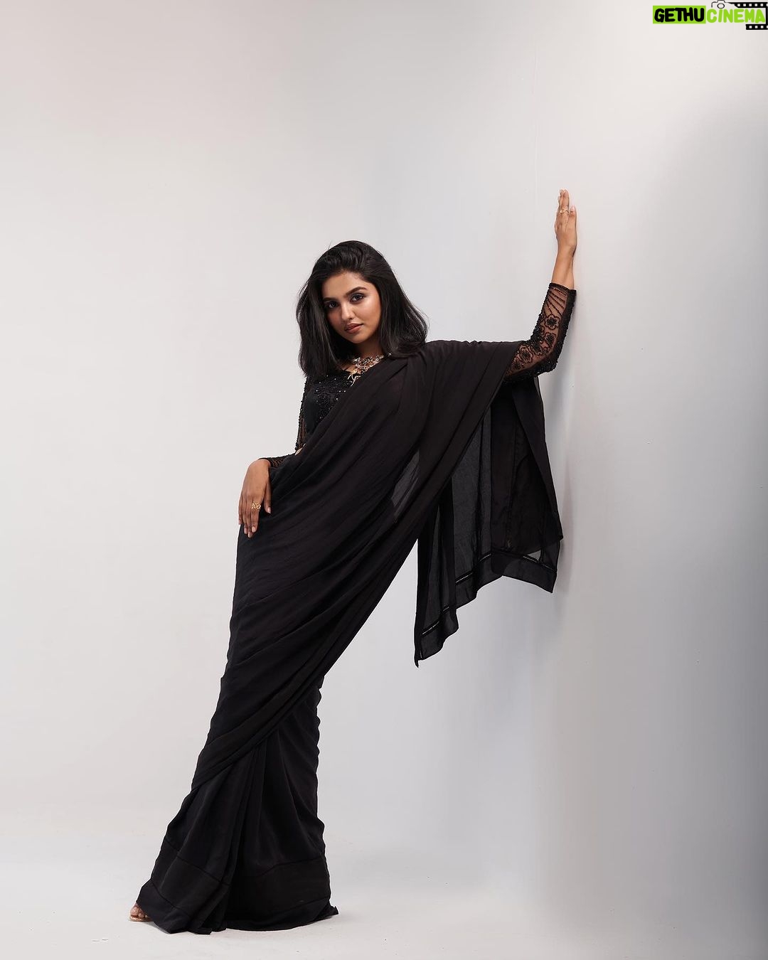 Mamitha Baiju Instagram - 🖤 Styling @styyledbyjoe @joe_elize_joy Photographer @plan.b.actions @jibinartist MUAH @amal_ajithkumar Outfit @roohofficial_ Neckpiece @titli.flutteringwings Rings @kaya_online_ Makeup assistant @aju_popz______ Studio @plan.b.actions