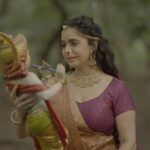 Manava Naik Instagram – “नाव तुझे ग येते राधे माझ्या नावाआधी
कृष्णाच्या मनी वसते राधा, तुज गोष्ट ना कळली साधी
बासुरीतूनी माझ्या सखे ग  गीत तुझे मी गातो
श्वासांच्या सुरावटीवर नाव तुझे मी घेतो
राधा कृष्ण कृष्ण कृष्ण… कृष्ण कृष्ण राधा राधा”

‘राधा आणि कृष्ण’ म्हणजे शास्वत प्रेम… प्रीती असावी तर राधा आणि कृष्णासारखी हे उद्या नव्याने जाणवेल … कारण उद्या येतंय ‘सप्तूसर म्युझिक’ निर्मित ‘राधा कृष्ण’ हे अतिशय प्रेमळ गाणं फक्त #SaptsurMusic या यूट्यूब चॅनेलवर…

#RadhaKrishna #OutNow
▶️ : https://youtu.be/zAFPq7kw4Qg

निर्माते – साईनाथ राजाध्यक्ष, बीना राजाध्यक्ष
गीतकार – सविता करंजकर जमाले
संगीत – महेश खानोलकर
गायिका – सावनी रवींद्र
गायक – मंदार आपटे
संगीत संयोजन – अप्पा (उज्वल) वढावकर
वृंदगान – राहुल चिटणीस, विवेक नाईक, सोनल नाईक, वीणा जोशी
तबला – निषाद करलगीकर
ढोल, ढोलक – अनिल करंजवकर
ढोलक, ताल वाद्ये – प्रभाकर मौसमकर
बासरी – विजय तांबे
गिटार (स्पॅनिश, बेस) – ज्ञानेश देव
वायलिन – महेश खानोलकर
मेंडोलिन – आलाप खानोलकर
प्रोग्रामिंग – प्रशांत लळीत
डिजिटल हार्प्स – सत्यजित प्रभू
ध्वनिमुद्रण – अवधूत वाडकर
स्टुडिओ – आजिवासन साउंड्स

कलाकार – सुखदा खांडकेकर, जितेश निकम
दिग्दर्शक-नृत्य दिग्दर्शक – धनश्री मेहता गोएल
क्रिएटिव्ह दिग्दर्शक- मयुरेश वाडकर
डीओपी – आकाश बिंदू
प्रॉडक्शन हेड – अमित मारु
एडिटर – अमित मंडल
ज्वेलरी – आदित्य आर्ट ज्वेलरी

मार्गदर्शक – मनवा नाईक, अमृता संत