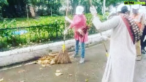 Manava Naik Instagram - I was at the collector's office today along with the BMC officers and did 1 hour of #shramadaan #swachabharatabhiyan #india #citizen #mycountry