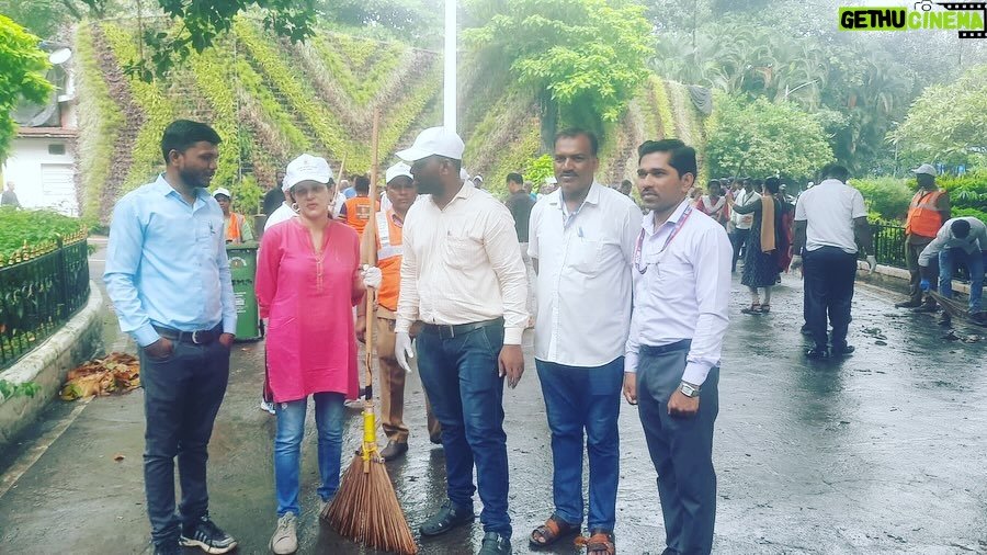 Manava Naik Instagram - I was at the collector's office today along with the BMC officers and did 1 hour of #shramadaan #swachabharatabhiyan #india #citizen #mycountry