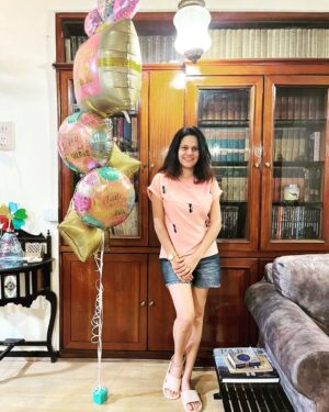 Manava Naik Instagram - A happy birthday #birthday #birthdaygirl #family #friends #friendslikefamily #home #us #smiles #happybirthday #baloons🎈