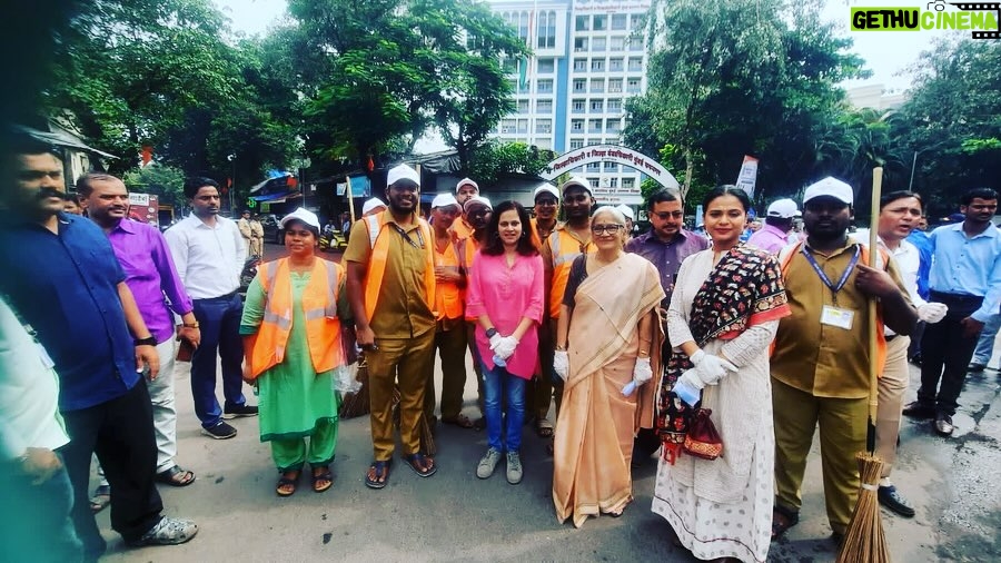 Manava Naik Instagram - I was at the collector's office today along with the BMC officers and did 1 hour of #shramadaan #swachabharatabhiyan #india #citizen #mycountry