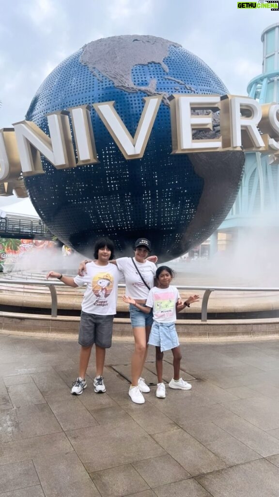 Mandira Bedi Instagram - Whirlwind few days at #singapore with @harmeet.s.bedi.1 and @dipsbedi ! Thank you fam.. we love you ❤️🧿 Kids had a blast at #sentosa at @universalstudiossingapore and the @skylinelugesingapore ! Fun fun! ❤️🙌🏽🤸🏿‍♂️🧿