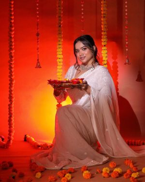 Manisha Rani Instagram - Diwali vibes high on happiness ✨

#1piece#manisharani#manishasquad#diwali2023

Makeover & hair - @kashishjain613