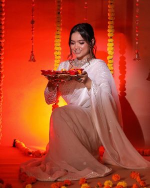 Manisha Rani Instagram - Diwali vibes high on happiness ✨

#1piece#manisharani#manishasquad#diwali2023

Makeover & hair - @kashishjain613