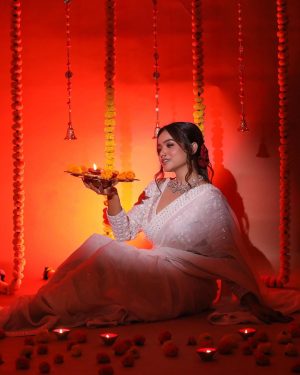 Manisha Rani Instagram - Diwali vibes high on happiness ✨

#1piece#manisharani#manishasquad#diwali2023

Makeover & hair - @kashishjain613