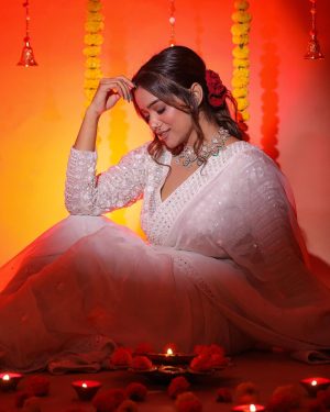 Manisha Rani Instagram - Diwali vibes high on happiness ✨

#1piece#manisharani#manishasquad#diwali2023

Makeover & hair - @kashishjain613