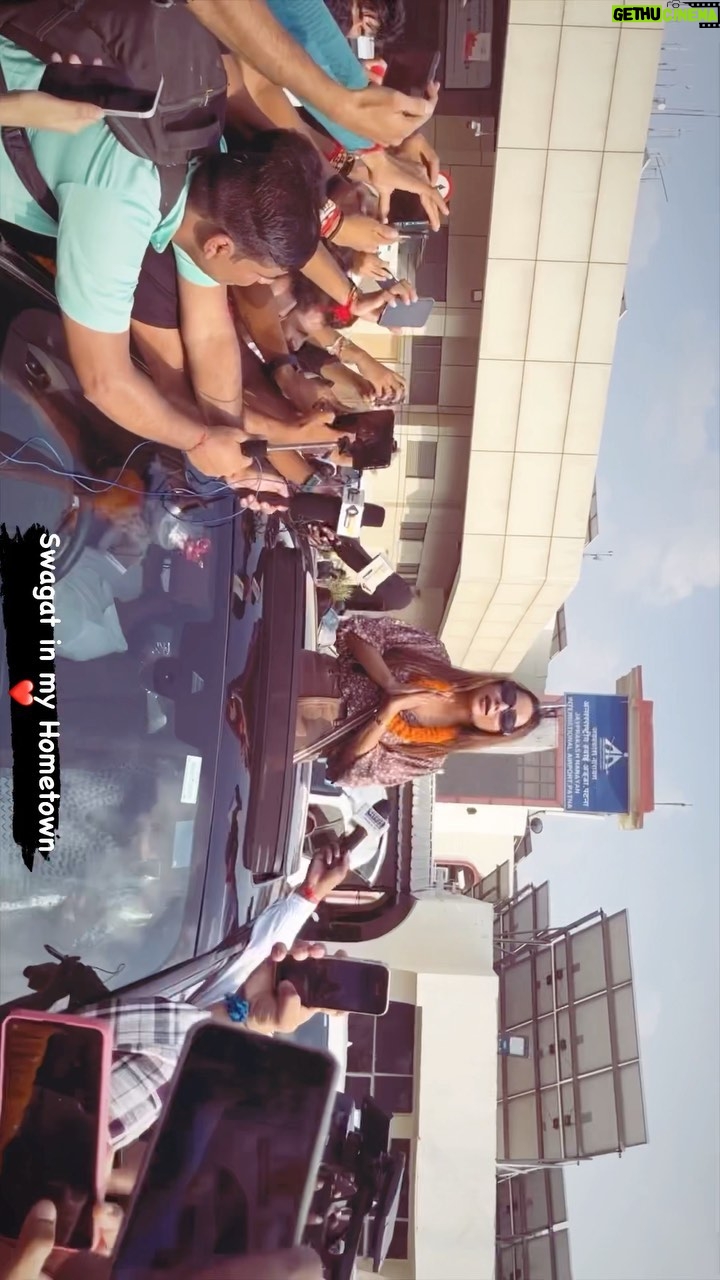 Manisha Rani Instagram - Patna Airport me mere fans ne itne pyar se Swagat kiye or mere munger walo ne itna pyar diya Thank you sooooo much everybody for such a warm welcome aao sab ka pyar hi mere liye Jeet hai Aap mere YouTube channel pe jaa ke full vlog dekhiye or dher sara pyar dijye #manisharani #1piece