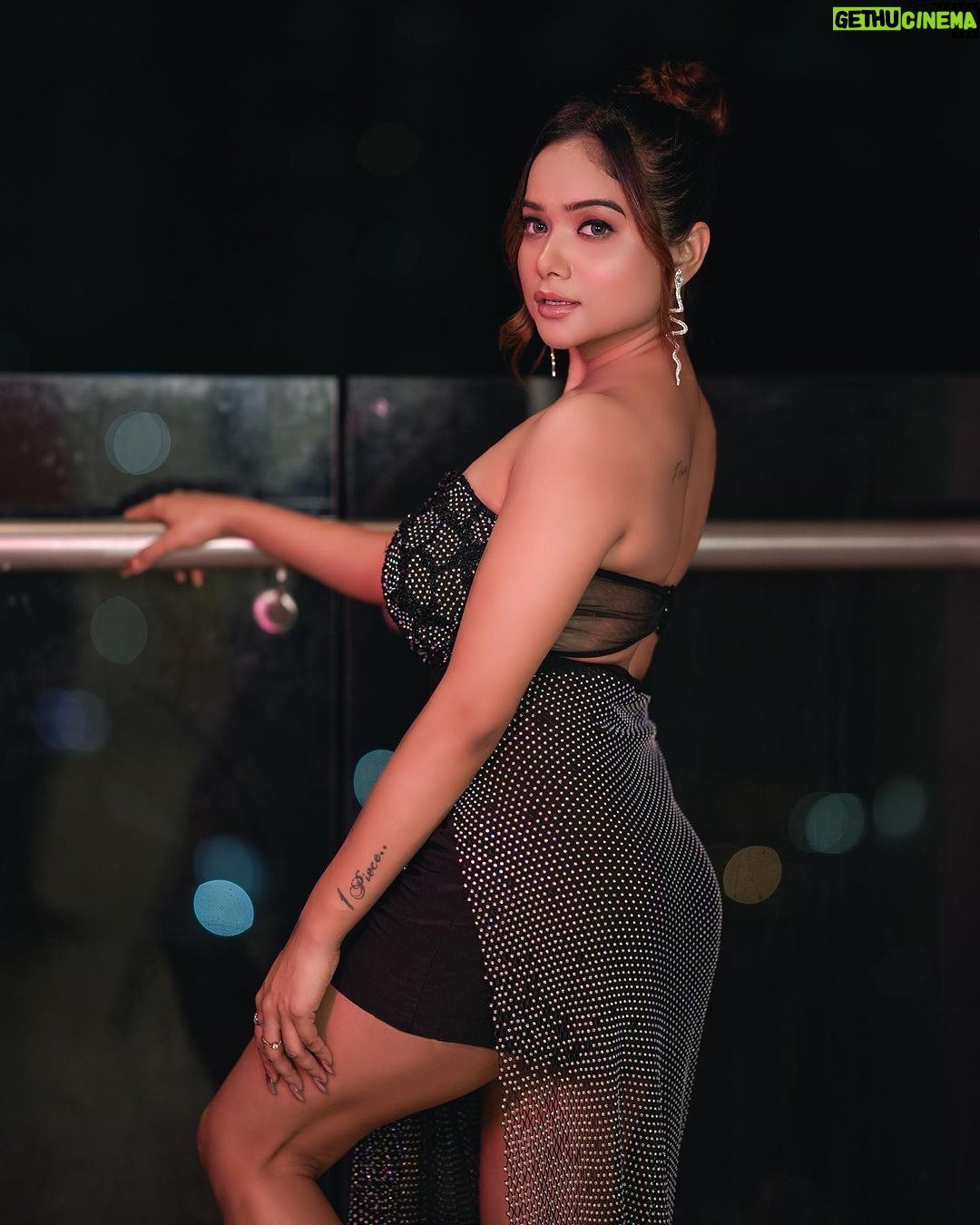 Manisha Rani Instagram - Midnight you come and pick me up no headlights 🖤 Styling @styleitupwithraavi @Littlepuffsofhappiness PR @mad.micron Outfit @label_kalon Earrings @cherryblossom.designs MUA @akenkshadhal 📸 @rspphotography2000 #manisharani #manishasquad