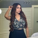 Manisha Rani Instagram - Mai toh Aisee hi hu🤭 #manisharani#1piece Outfit - @fantasyfashionsff Mumbai, Maharashtra