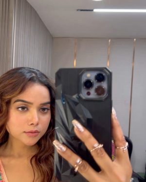 Manisha Rani Instagram - Two days to go for Jamna paar❤️

R uh guys excited ?

App logo ko ye look kaisa laga ?
Comments mei jarur btaye🤗

#manisharani#1piece#mrani