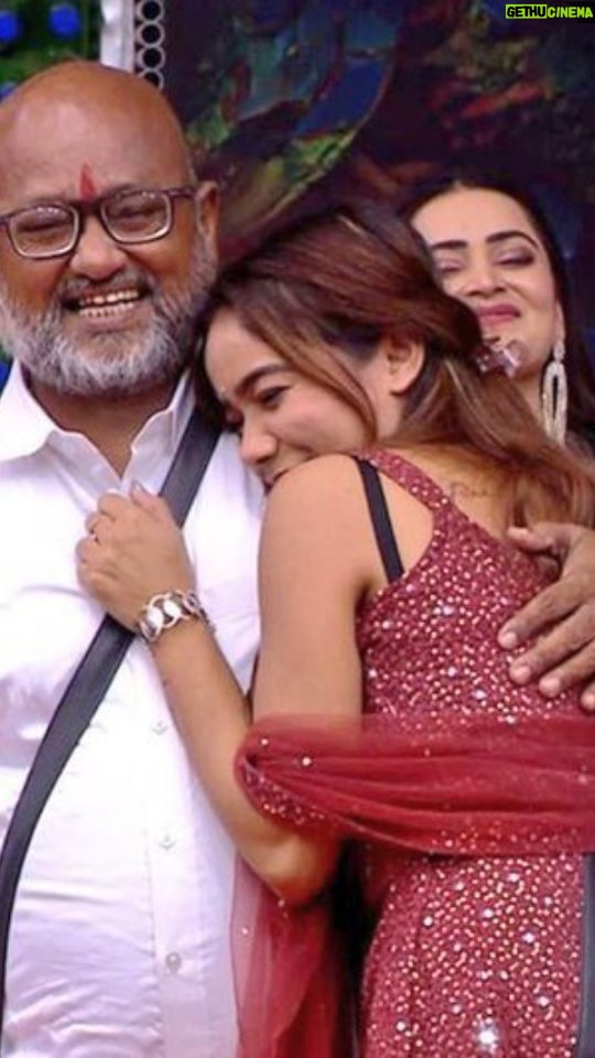 Manisha Rani Instagram - It's moments like these that remind us how beautiful a father-daughter bond is ❤️🤗 @officialjiocinema @endemolshineind #ManishaRani #kaleysheeshe #ManishaRaniForTheWin #ManishaIsTheBoss #VoteForManishaRani
