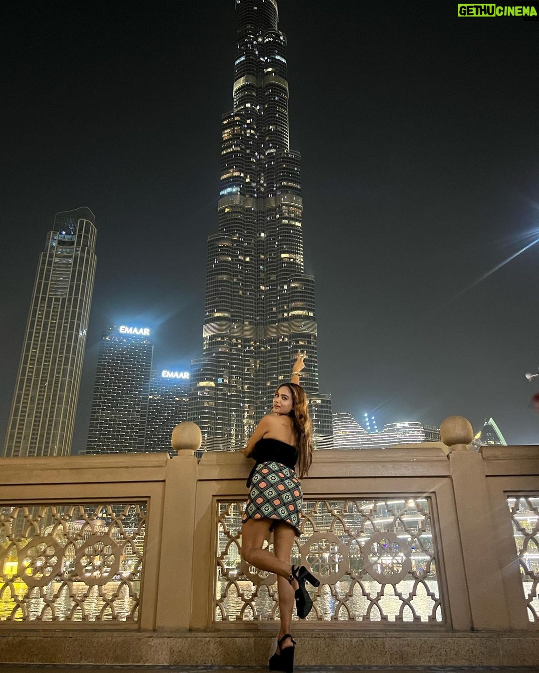 Manisha Rani Instagram - JEE karda ki koi toh dila de burj Khalifa😉☝️ Burj Khalifa, Dubai Fontain