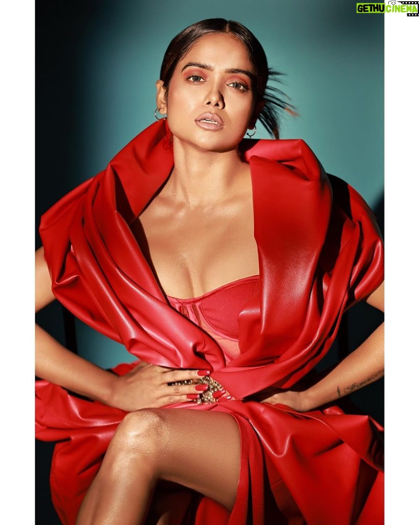 Manisha Rani Instagram - I’m ultimate stop-and stare signal in my red dress. Shoot - @amitkhannaphotography Outfit & styling - @iamkenferns Makeover - @tapnrise Mumbai, Maharashtra