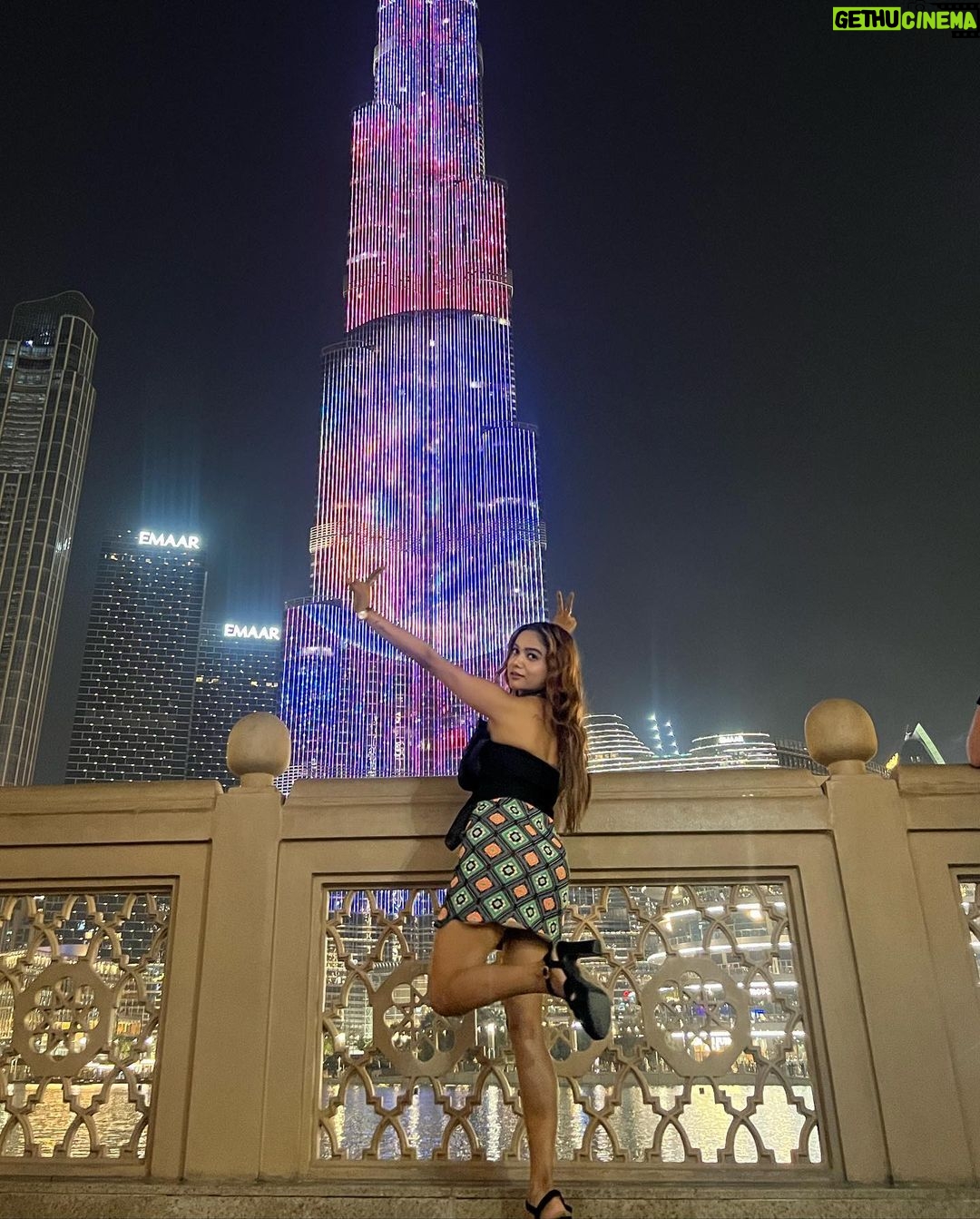 Manisha Rani Instagram - JEE karda ki koi toh dila de burj Khalifa😉☝️ Burj Khalifa, Dubai Fontain