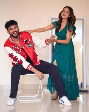Manisha Rani Instagram - Music video update : Baat chalra hai😂