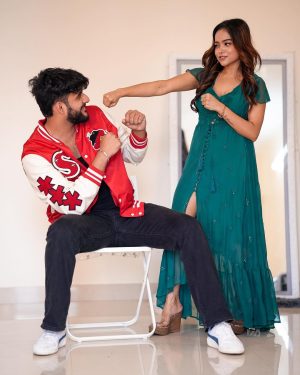 Manisha Rani Instagram - Music video update : Baat chalra hai😂