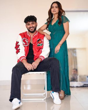 Manisha Rani Instagram - Music video update : Baat chalra hai😂