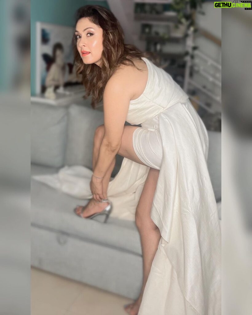 Manjari Fadnnis Instagram - 💫💫💫 #white #gown #grace #fashion #trend #indianactress #manjarifadnis