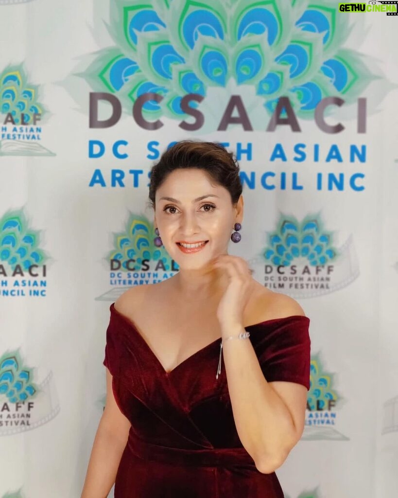 Manjari Fadnnis Instagram - Here are some from the opening night of the DC South Asian Film Festival. Jewellery : @the_jewel_gallery #filmfestival #dc #washingtondc #southasianfilmfestival #manjarifadnis #chaltirahezindagi #indian #indianactress