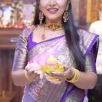 Manjula Paritala Instagram – #allabtdeepawalicelebrations #full video in yt #manjulanirupam #linkinbio 

#twillikkathsaree @roopikahandlooms