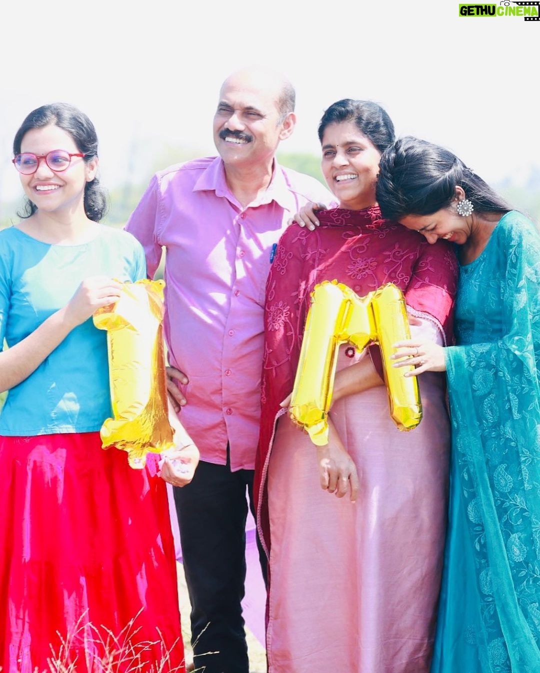 Manjusha Martin Instagram - When Everything goes to hell,the people who stand by you without flinching,they are your FAMILY â¤ď¸âđĽ Family where Life Begins & Love Never Ends Thank you Lord For Gifting Me such A Wonderful Family đĽšđđĽ°đđť đ¸ @gary_photography__