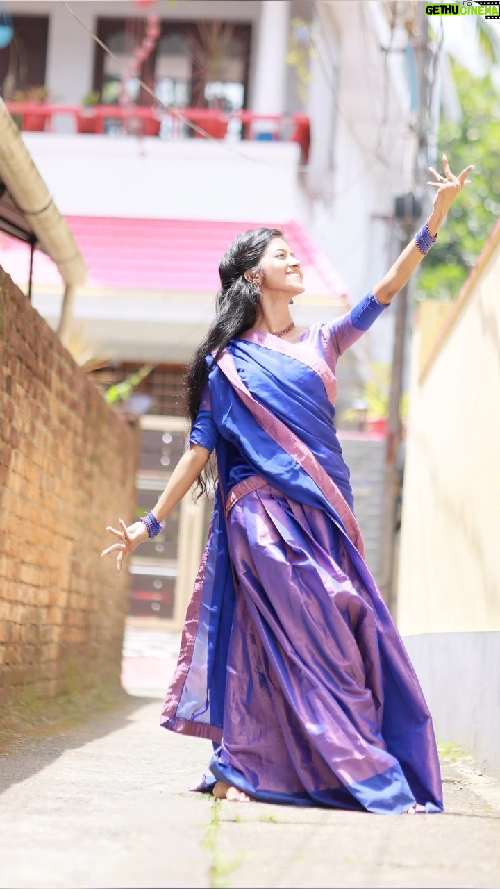 Manjusha Martin Instagram - Kalla Chiri kandu njan 💙 cam @gary_photography__ 💙