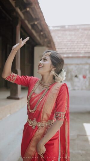 Manjusha Martin Instagram - Naanam kollum manasalle 🙈 
Mua @makeover.by.salini 🥰 
Cam @signature_by_sethuashok 🥰
🎨 @kichu_vk18