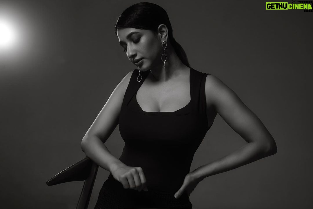 Manvita Kamath Instagram - Act like a lady..think like a boss ♠️🕶️ . . . @sandeep.mv @_sunburstt_ @abhilasha_kulkarni @harshasingh512 @stilerush_by_varshinijanakiram @kavya.shivashankar
