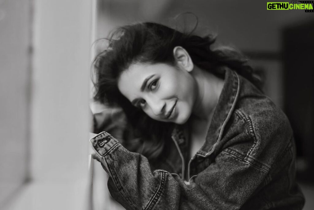 Manvita Kamath Instagram - In frame Actress : @realmanvitakamath 📸 . @sandeep.mv @_sunburstt_ Styled by : @varshini_janakiram @stilerush_by_varshinijanakiram 💄& 💇‍♀ @abhilasha_kulkarni @harshasingh512 @thenichelabel Shot with @nikonindiaofficial #Z9 & lit with @profoto #B1x #manvithakamath #sandeepmv #portraitsbySMV #sunburstt #nikonZ9 #portrait Bangalore, India