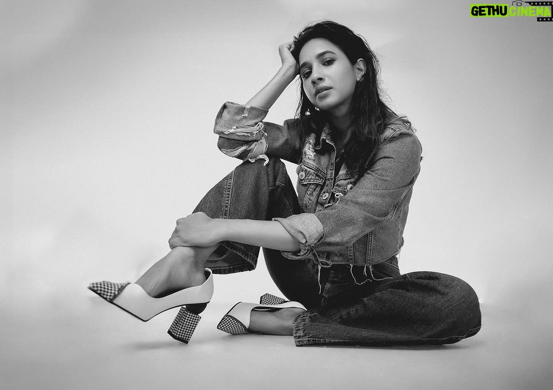Manvita Kamath Instagram - Denims love affair… forever and always ♾️. . . . @sandeep.mv 📸 @makeupbyabhilasha @harshasingh512 @stilerush_by_varshinijanakiram @kavya.shivashankar @thenichelabel
