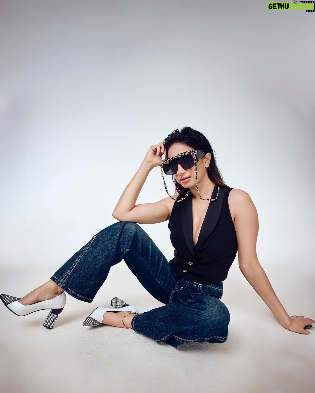 Manvita Kamath Instagram - In frame Actress : @realmanvitakamath 📸 . @sandeep.mv @_sunburstt_ Styled by : @varshini_janakiram @stilerush_by_varshinijanakiram 💄& 💇♀️ @abhilasha_kulkarni @harshasingh512 @thenichelabel Shot with @nikonindiaofficial #Z9 & lit with @profoto #B1x #manvithakamath #sandeepmv #portraitsbySMV #sunburstt #nikonZ9 #portrait Bangalore, India