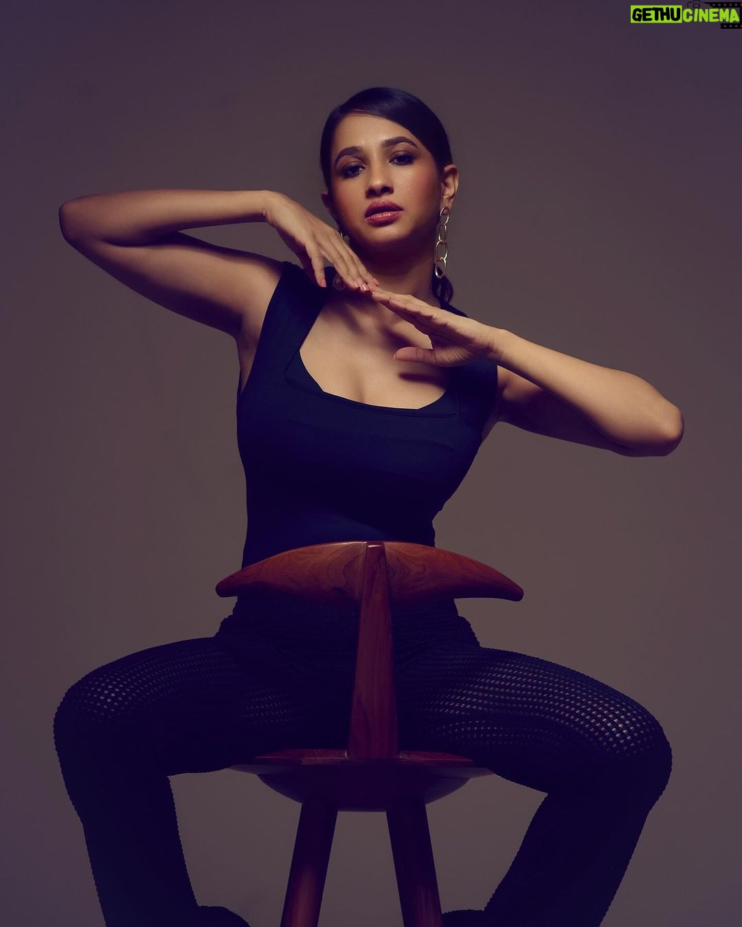 Manvita Kamath Instagram - In frame Actress : @realmanvitakamath 📸 . @sandeep.mv @_sunburstt_ Styled by : @varshini_janakiram @stilerush_by_varshinijanakiram 💄& 💇♀️ @abhilasha_kulkarni @harshasingh512 @thenichelabel Shot with @nikonindiaofficial #Z9 & lit with @profoto #B1x #manvithakamath #sandeepmv #portraitsbySMV #sunburstt #nikonZ9 #portrait Bengaluru