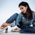 Manvita Kamath Instagram – Denim never dies…….

Inframe 
Actor : @realmanvitakamath 
📸 : @sandeep.mv @_sunburstt_ 
Styled by : @varshini_janakiram @stilerush_by_varshinijanakiram @kavya.shivashankar 
@💄by : @abhilasha_kulkarni @harshasingh512 
👠: @thenichelabel 
Studio : @_sunburstt_ 

Shot with @nikonindiaofficial #Z9 + lit with @profoto  #B1x

#manvithakamath #denim #sandeepmv #sunburstt #portraitsbySMV #👖 Bangalore, India