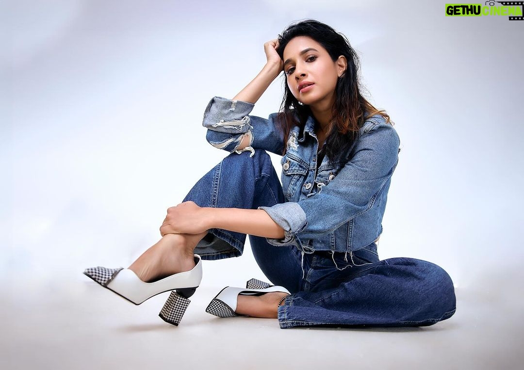 Manvita Kamath Instagram - Denims love affair… forever and always ♾️. . . . @sandeep.mv 📸 @makeupbyabhilasha @harshasingh512 @stilerush_by_varshinijanakiram @kavya.shivashankar @thenichelabel