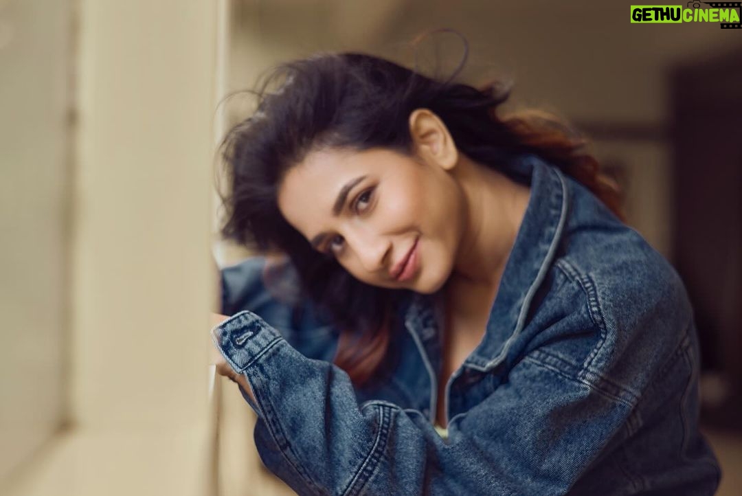 Manvita Kamath Instagram - In frame Actress : @realmanvitakamath 📸 . @sandeep.mv @_sunburstt_ Styled by : @varshini_janakiram @stilerush_by_varshinijanakiram 💄& 💇♀️ @abhilasha_kulkarni @harshasingh512 @thenichelabel Shot with @nikonindiaofficial #Z9 & lit with @profoto #B1x #manvithakamath #sandeepmv #portraitsbySMV #sunburstt #nikonZ9 #portrait Bangalore, India