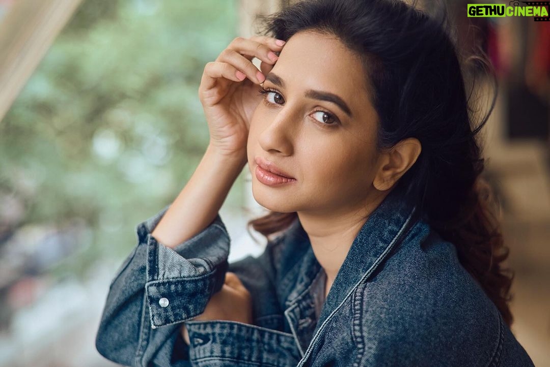 Manvita Kamath Instagram - In frame Actress : @realmanvitakamath 📸 . @sandeep.mv @_sunburstt_ Styled by : @varshini_janakiram @stilerush_by_varshinijanakiram 💄& 💇♀️ @abhilasha_kulkarni @harshasingh512 @thenichelabel Shot with @nikonindiaofficial #Z9 & lit with @profoto #B1x #manvithakamath #sandeepmv #portraitsbySMV #sunburstt #nikonZ9 #portrait Bangalore, India