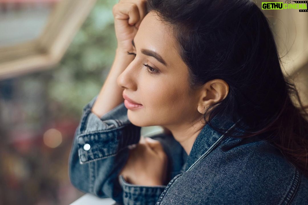 Manvita Kamath Instagram - In frame Actress : @realmanvitakamath 📸 . @sandeep.mv @_sunburstt_ Styled by : @varshini_janakiram @stilerush_by_varshinijanakiram 💄& 💇♀️ @abhilasha_kulkarni @harshasingh512 @thenichelabel Shot with @nikonindiaofficial #Z9 & lit with @profoto #B1x #manvithakamath #sandeepmv #portraitsbySMV #sunburstt #nikonZ9 #portrait Bangalore, India